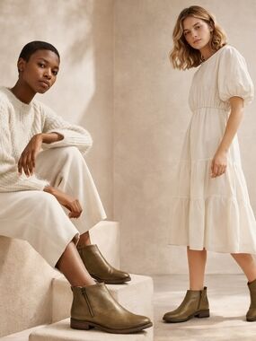 Olive Green Chelsea Ankle Boots Sz.7 Minimalist Low Heel  Casual Boho Festival